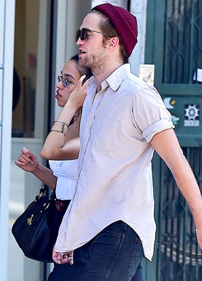 Makin Mesra, Robert Pattinson dan FKA Twigs Kepergok Ciuman