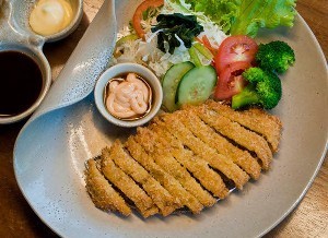 Masak Apa Siang Ini? Yuk, Bikin Beef Katsu dan Bistik Jawa yang Gurih Mantap