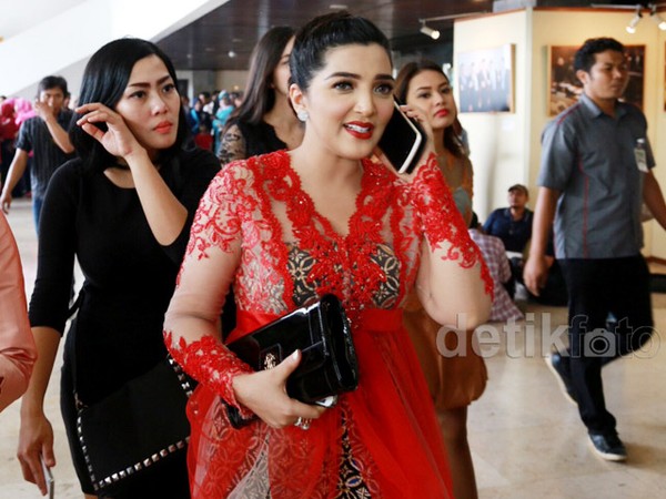 Ashanty Berkebaya Merah di Gedung DPR