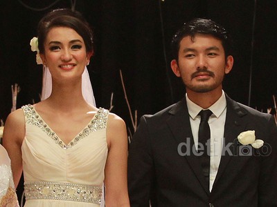 Atiqah Hasiholan dan Rio Dewanto Nikah Lagi di Bulan di Atas Kuburan