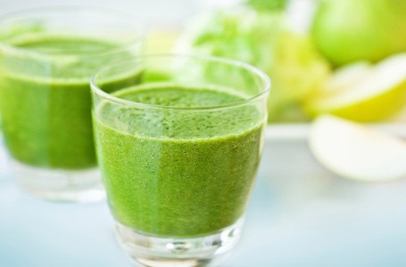 Mata Jernih dan Sehat dengan Minum Jus Bayam dan Air Kelapa (1)