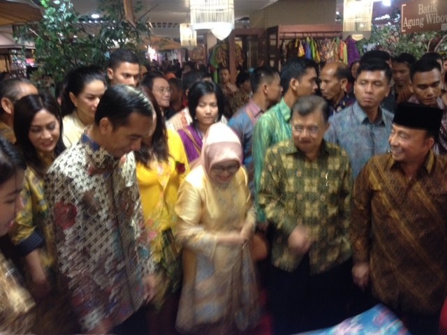Jokowi Kenakan Batik Agak Lucu-lucu yang Dibeli dari Pasar Klewer