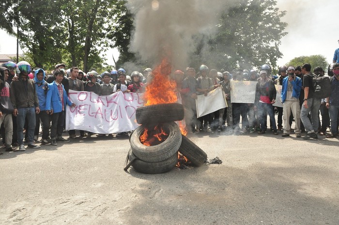 Rusuh Demo Tolak Pilkada DPRD, Mahasiswa Diamankan dan Pospol Dirusak