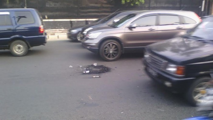 Demo UU Pilkada, Mahasiswa UBK Bakar Ban di Jl Diponegoro