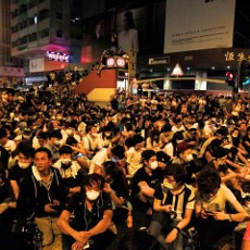 Ribuan Demonstran Kepung Kantor Pemimpin Hong Kong