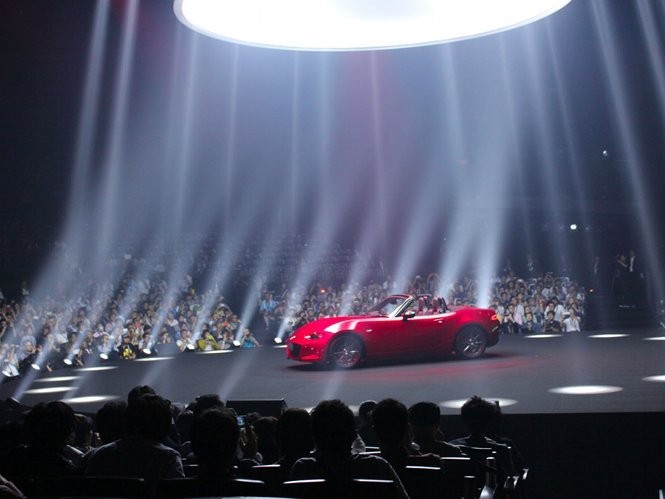 Ketika Roadster Ikonik Mazda Dipamerkan di Pusat Kota Mode Dunia