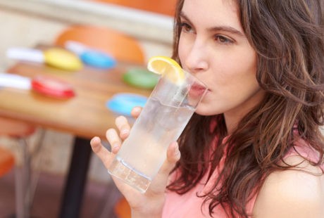 Minum Air Perasan Lemon Saat Bangun Tidur Bisa Bakar Kalori Lebih Banyak?