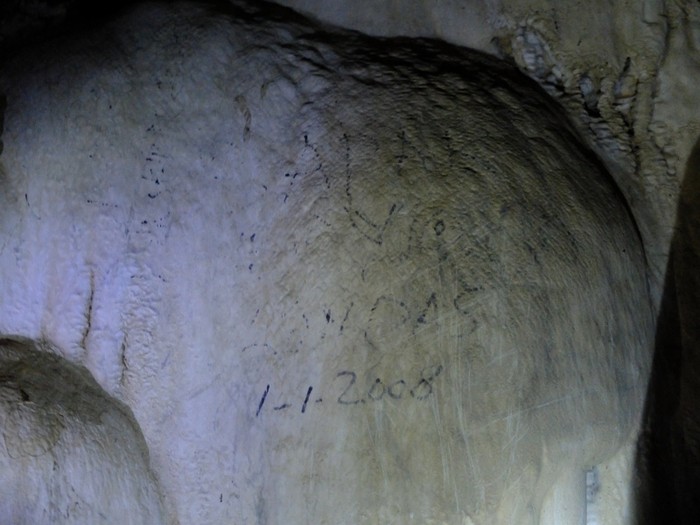 Duh! Ada Vandalisme di Dinding Goa Batu Cermin