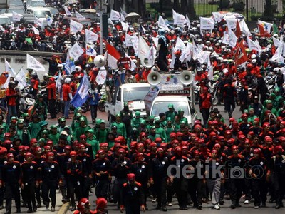 Buruh Demo Minta Kenaikan UMP