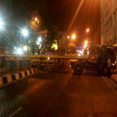Lupa Hand Rem Truk Trailer Proyek Pakuwon Tabrak Median dan Pagar Pembatas