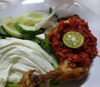 Pedas Gurih Ayam Penyet dan Soto Ayam di RM. Ibu Yuli