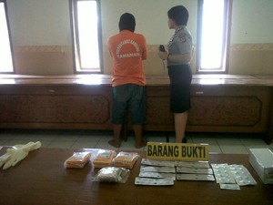 Polisi Tangkap Blogger Penjual Obat Aborsi di Bandung