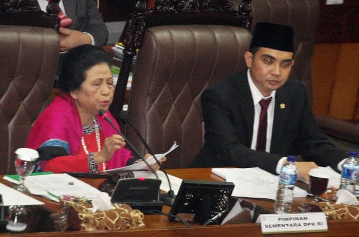 Rahasia Ceu Popong Tetap Tenang dan Bugar Saat Pimpin Sidang Ricuh DPR