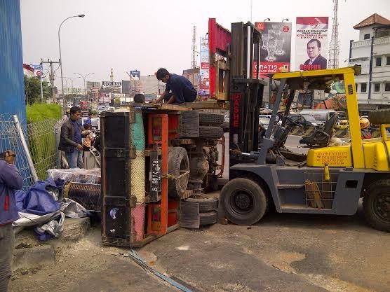 Truk Pembawa Trafo Terguling di Pintu Keluar Tol BSD