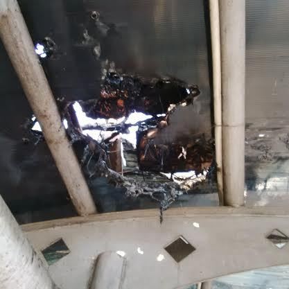 Penampakan Atap Halte yang Terbakar Saat Demo FPI di DPRD