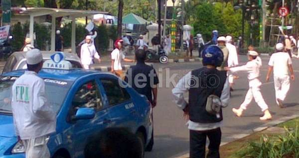 Bila Tak Serahkan Diri, Korlap FPI Ditangkap Paksa Malam Ini
