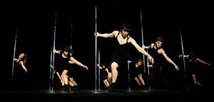Pentas Revolution, Sensualnya Menari di Antara Tiang Pool Dance