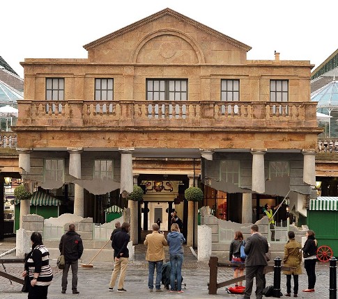 Hiii! Bangunan Karya Seni Instalasi Ini Terbelah Dua