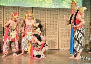 Lakon Wayang Wahyu Cakraningrat dalam Pentas Para Jurnalis