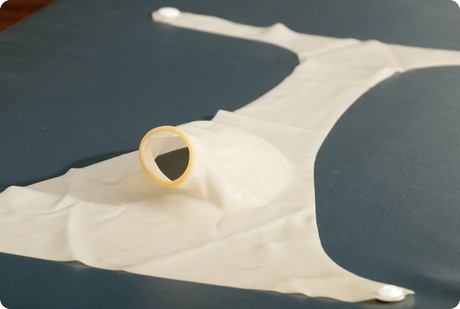 Bukan untuk Mr P, Kondom Ini Dipakai untuk Melindungi Sekitar Skrotum