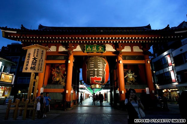 Wow! Kuil Sensoji di Tokyo Punya Lampion Raksasa 670 Kg