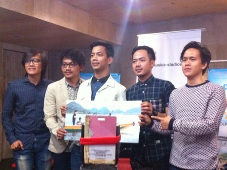 Apa Beda Album Baru dMasiv Versi CD dan Vinyl?