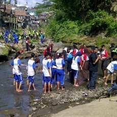 Ratusan Pelajar di Malang Bersih-bersih Sungai Brantas