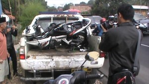 Ugal-ugalan, Minibus Tabrakan dengan Motor Satu Orang Kritis