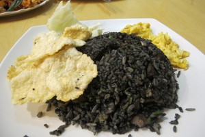 Bale Nyoenya: Wah, Gurihnya Nasi Goreng Berbalut Tinta Cumi!