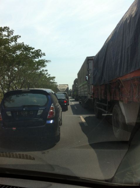 Libur Akhir Pekan Idul Adha, Lepas Tol Cikampek Macet