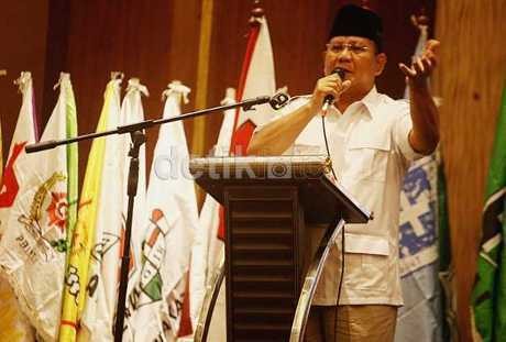 Malam Takbir, Prabowo Datangi Rumah Ical