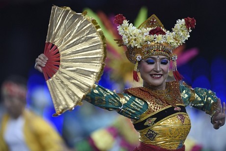 Rita Subowo dan Ahok Naik Panggung di Upacara Penutupan Asian Games 2014