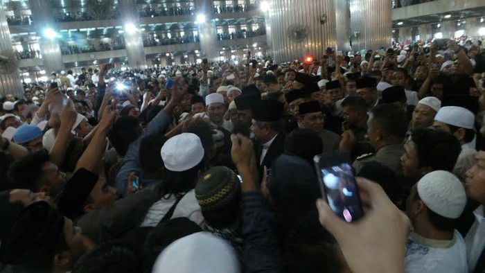 Semangat Warga untuk Berebut Salaman dan Memotret Presiden SBY