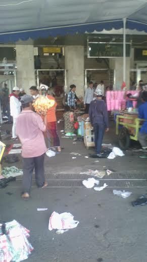 Usai Salat Id, Sampah Hingga Pengemis Tampak di Pelataran Istiqlal