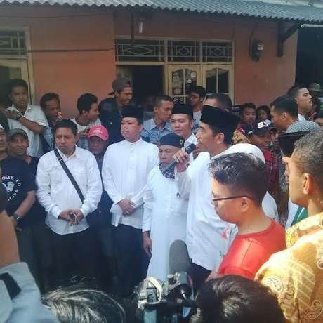 Jokowi Keliling Kampung Jakarta Serahkan Hewan Kurban