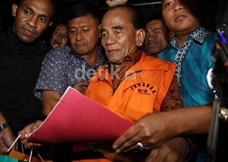 KPK Geledah Rumah Dinas Gubernur Riau Annas Maamun
