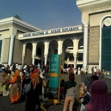Puluhan Ribu Warga Salat Idul Adha di Masjid Al Akbar Surabaya