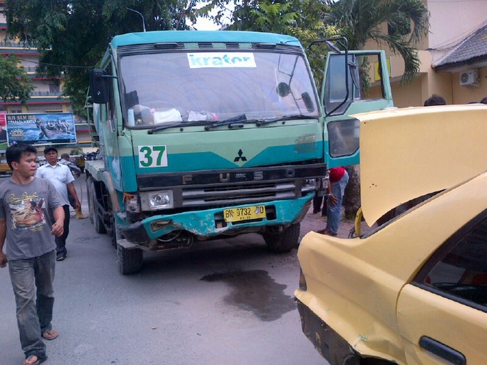Truk Pengaduk Semen Tabrak Mobil dan Pagar Markas Polsek Medan Timur