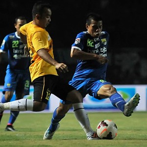 Menunggu Pembuktian Pembenahan Lini Belakang dan Tengah Persib