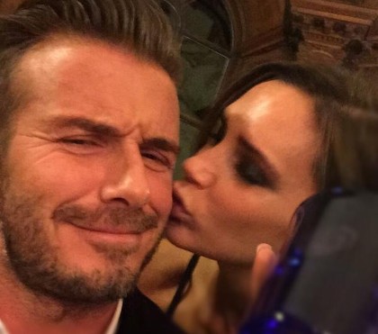 Aww, Mesranya Victoria Cium David Beckham