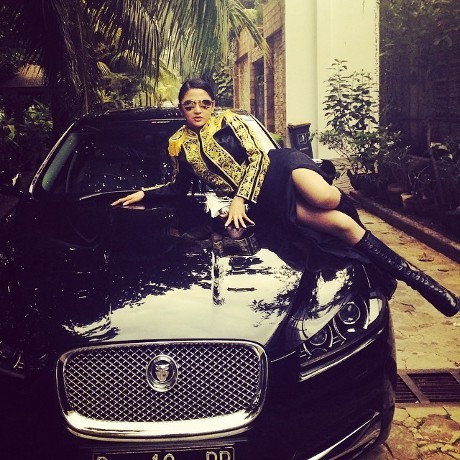 Dipolisikan Bos Lamborghini, Dewi Persik Berpose Hot dengan Jaguar