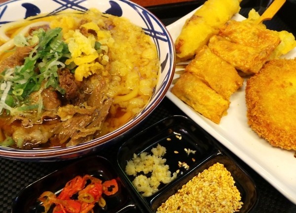 Slruup! Siang Ini Enaknya Makan Udon Berkuah Hangat Gurih