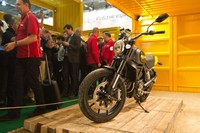       Semua komponen itu tetap dibungkus dengan aura orisinalitas vintage alias motor jadul.