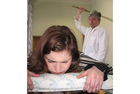 Plak! Terapi Pukul Pantat Dilakukan untuk Sembuhkan Kecanduan