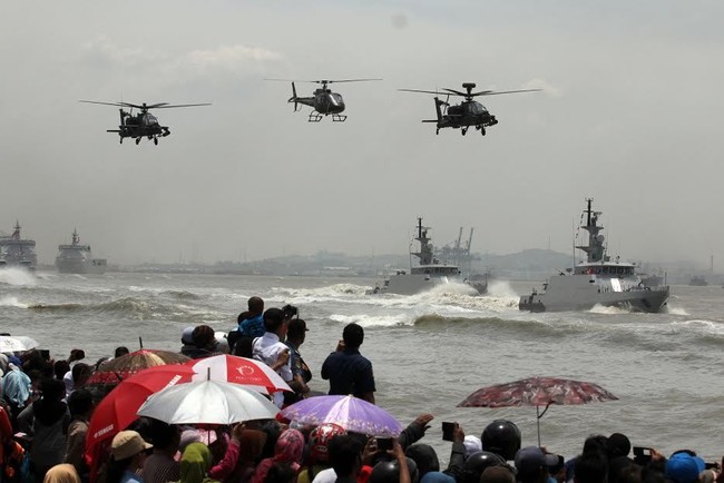 Ramai-ramai Melihat Kehebatan KRI Usman Harun Hingga Leopard di HUT TNI