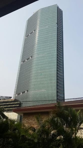 Bunuh Diri Lompat dari Menara BCA, Jasad Pria Berkemeja Biru Tidak Utuh