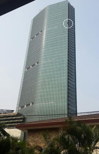 Pria yang Bunuh Diri dari Menara BCA Jatuh Timpa Plafon dan Mobil