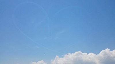 HUT TNI, The Jupiters Buat Tanda Cinta di Langit Surabaya