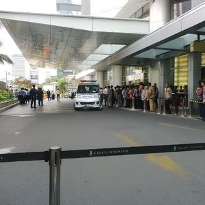 Hendak Jemput Bos, Sulis Kaget Mobilnya Tertimpa Orang Bunuh Diri di Menara BCA