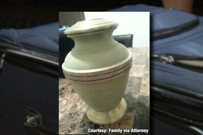 Traveler Tuntut TSA Karena Buang Abu Jenazah Ibu